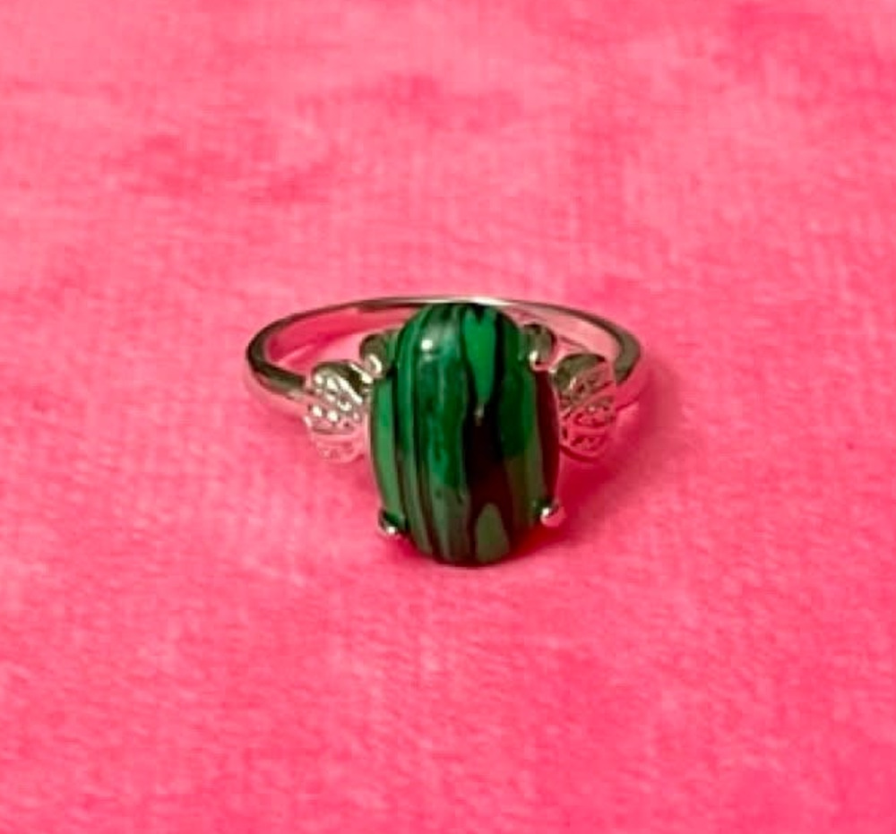 Women's Vintage Ring Unknown Gemstone and Material Green Black and Silver Size 6